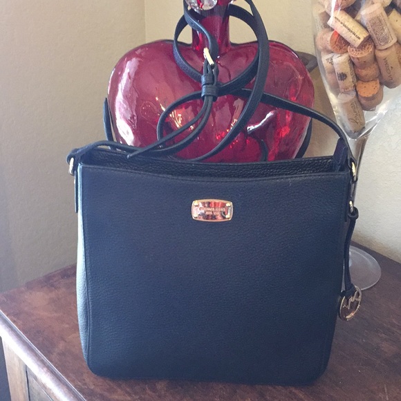 Michael Kors Handbags - Michael Kors leather Crossbody Messenger bag